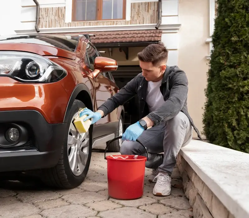 Lavage auto à domicile Pabu : professionnel intervenant sur un véhicule